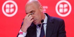 Rubiales dimite por el piquito
